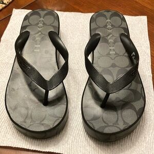 COACH. NEW BLACK & GRAY FLIP FLOPS. 1 1/2 INCH HEEL. NICE! Size 7. WOMEN’S. NWOT